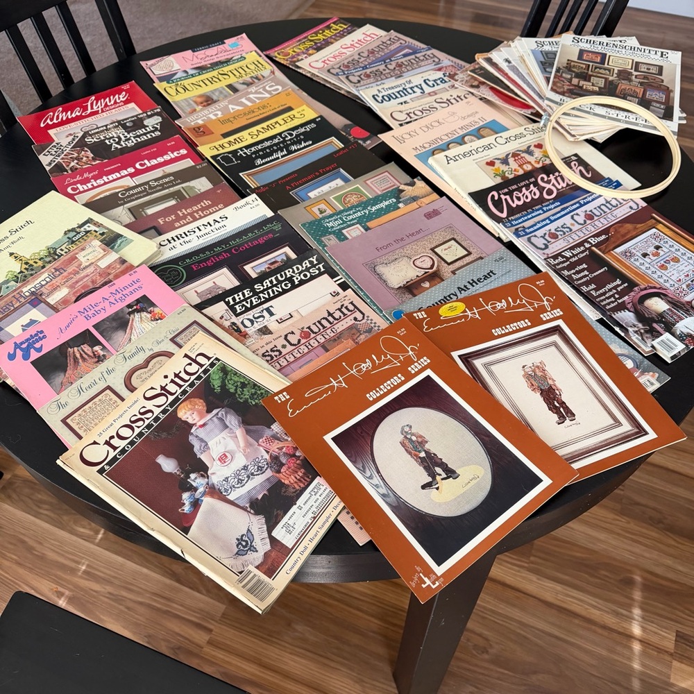 Large Vintage Cross Stitch Lot (Qty. 64) - Magazines, Leaflet Designs, & Hoop - Picture 3 of 4